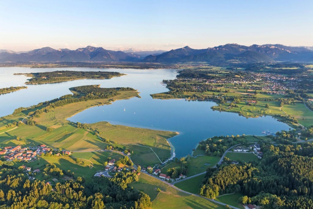 Chiemsee aus der Vogelperspektive, im Hintergrund Berge