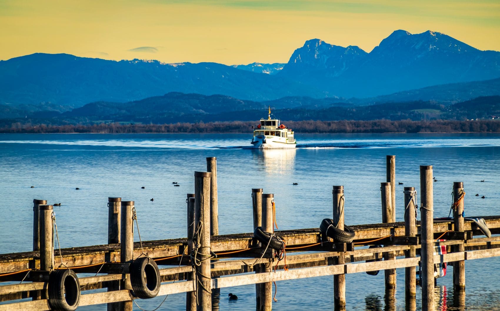 Ausflugsschiff tuckert über den Chiemsee 