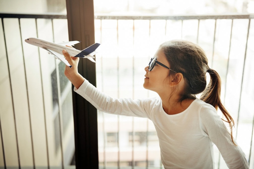 Mädchen mit Flugzeug in der hand freut sich über Gratisflug bei easyJet