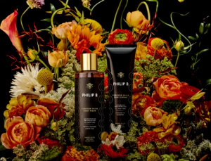 »ForeverShine Body Duo Set« von Philip B zwischen Blumen