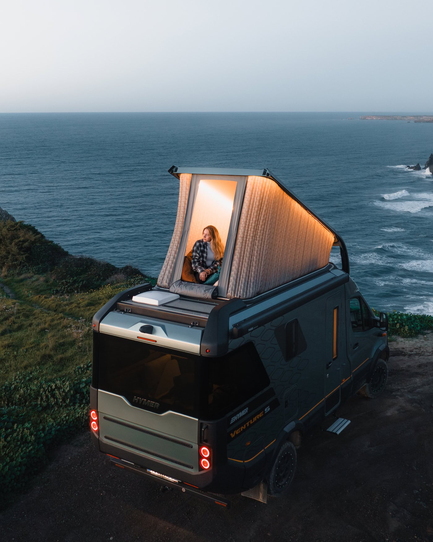 Der Hymer Venture S Offroad Luxus Camper hat ein Aufstelldach, von dem aus sich abends die Sterne beobachten lassen