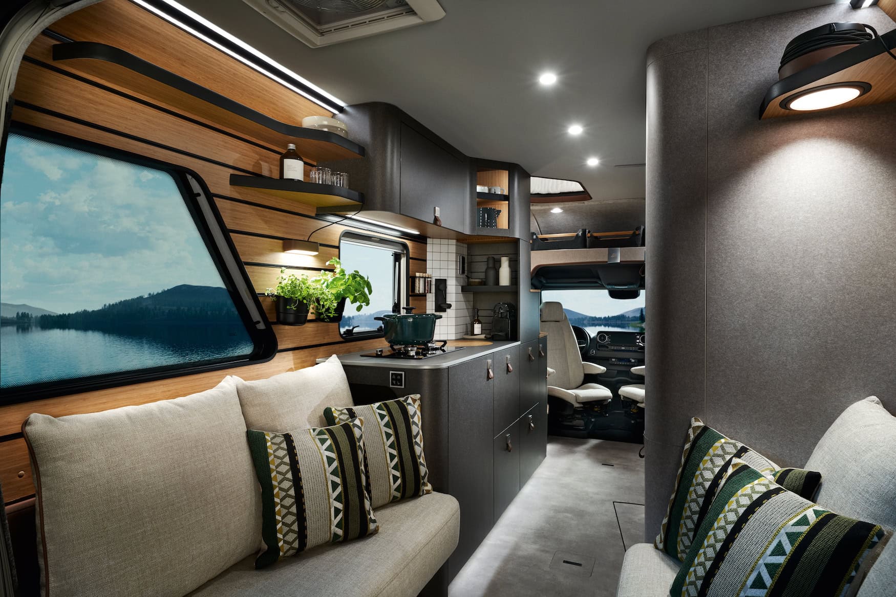 Der Hymer Venture S Offroad Luxus Camper auf trägt innen eine skandinavische Handschrift