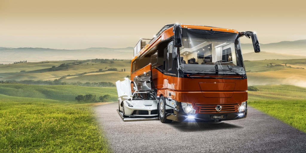 Luxus Wohnmobil mit Garage und Ferrari unterwegs