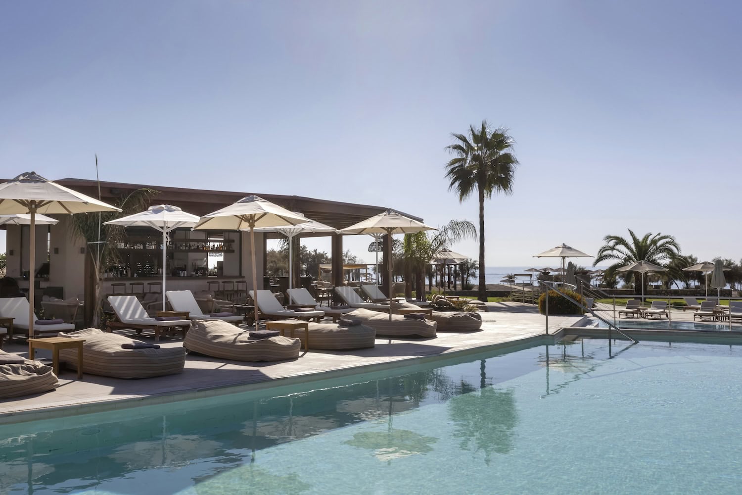 Pool im neuen Aulūs Lindos Rhodes Hotel auf Rhodos