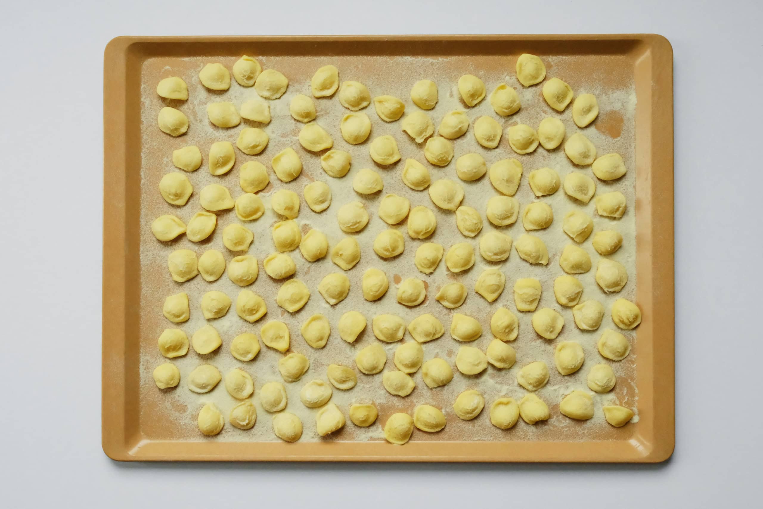 Orecchiette auf einem Tablett.