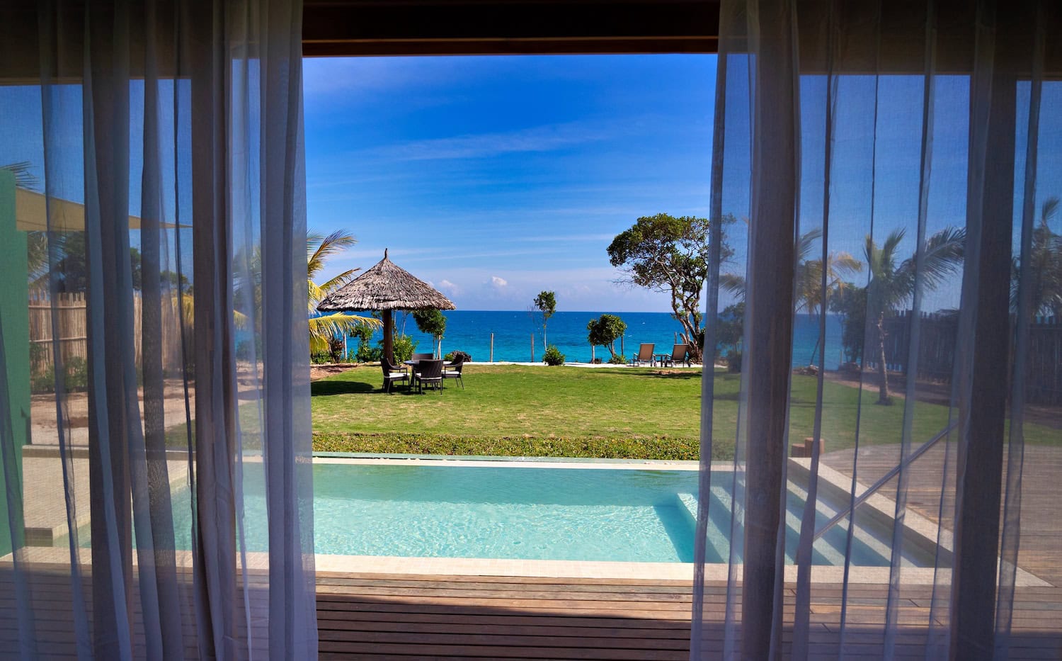Pool in der privaten Villa auf Bawe Island