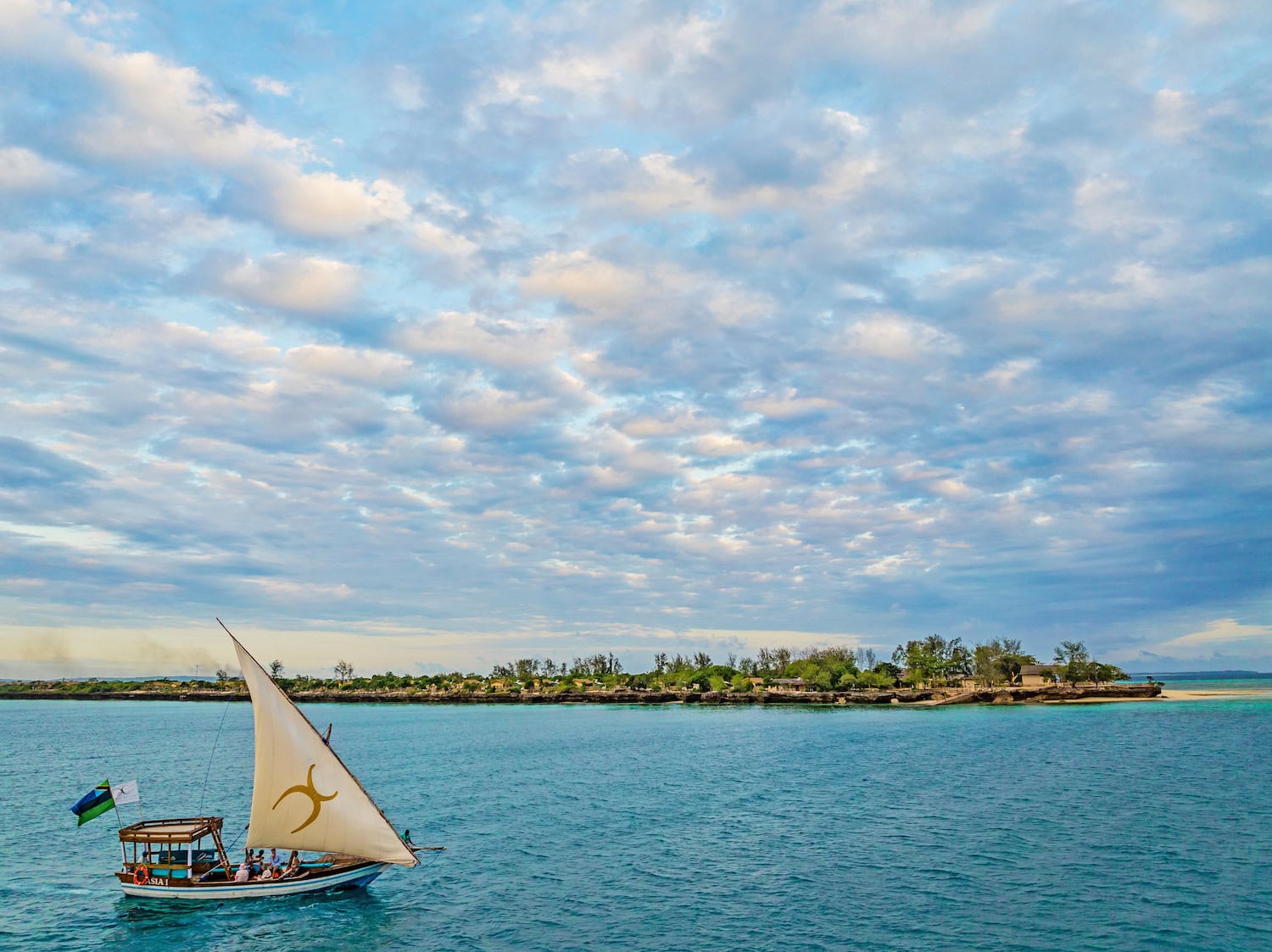 Dhau im Sonnenuntergang auf Bawe Island in Sansibar