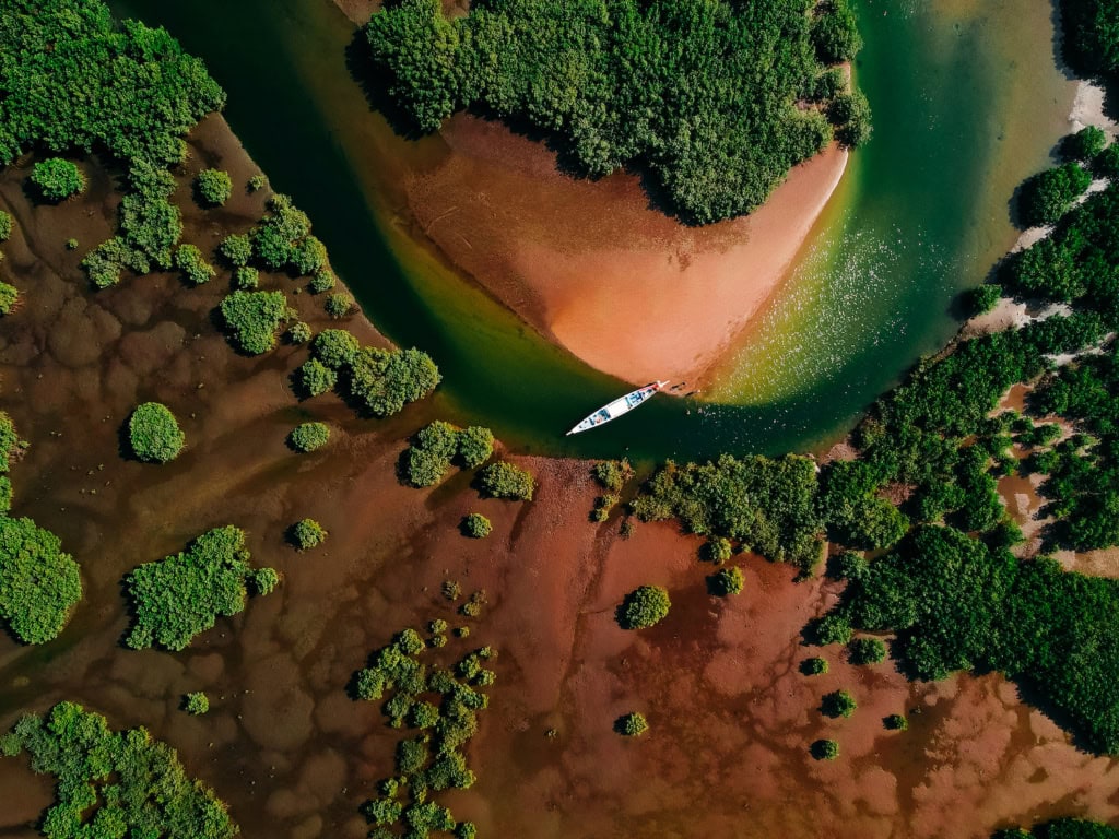 Drohnenfoto von einem Boot im Flusslauf in Senegal