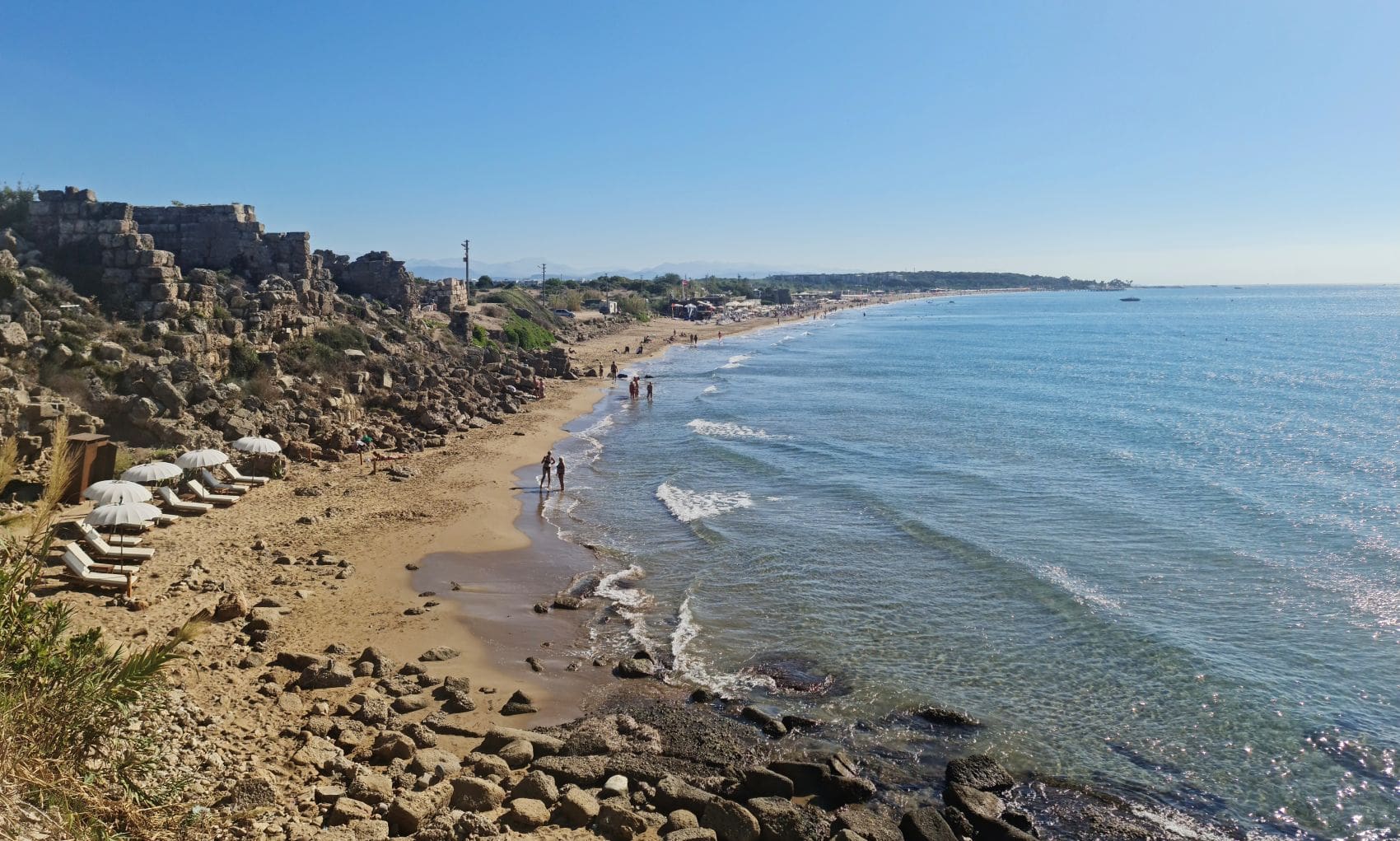 Badende am Oststrand in Side, Türkei 