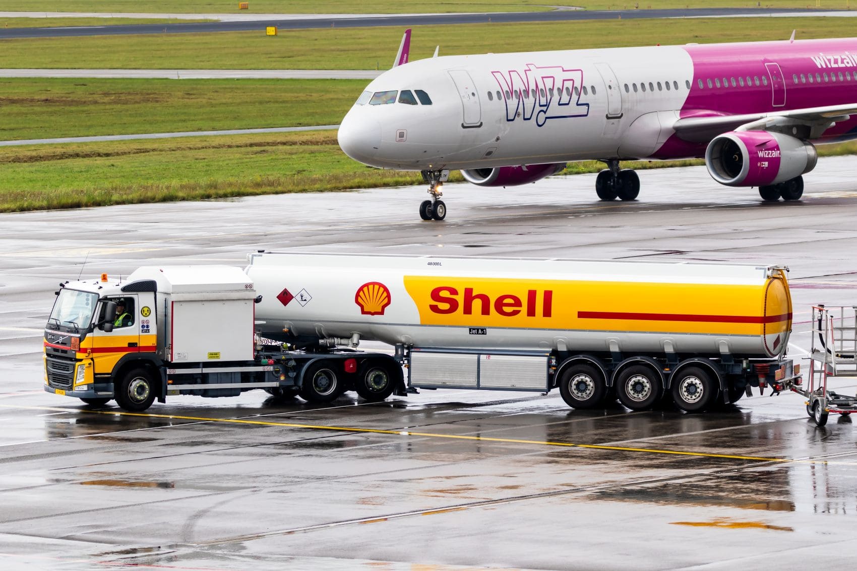 Ein Tankwagen mit Kerosin auf dem Flughafen Einhoven
