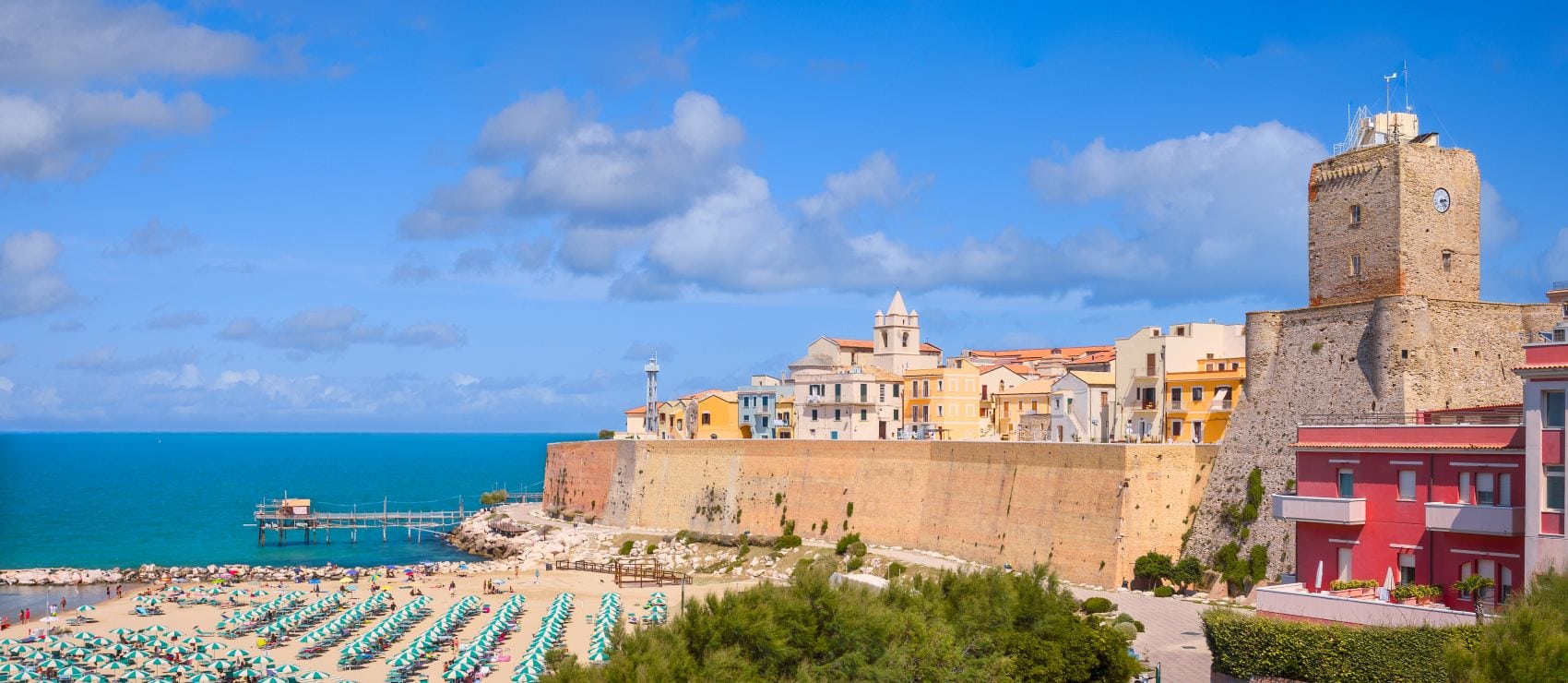 Altstadt in Termoli mit Schloss Svevo und Strand 