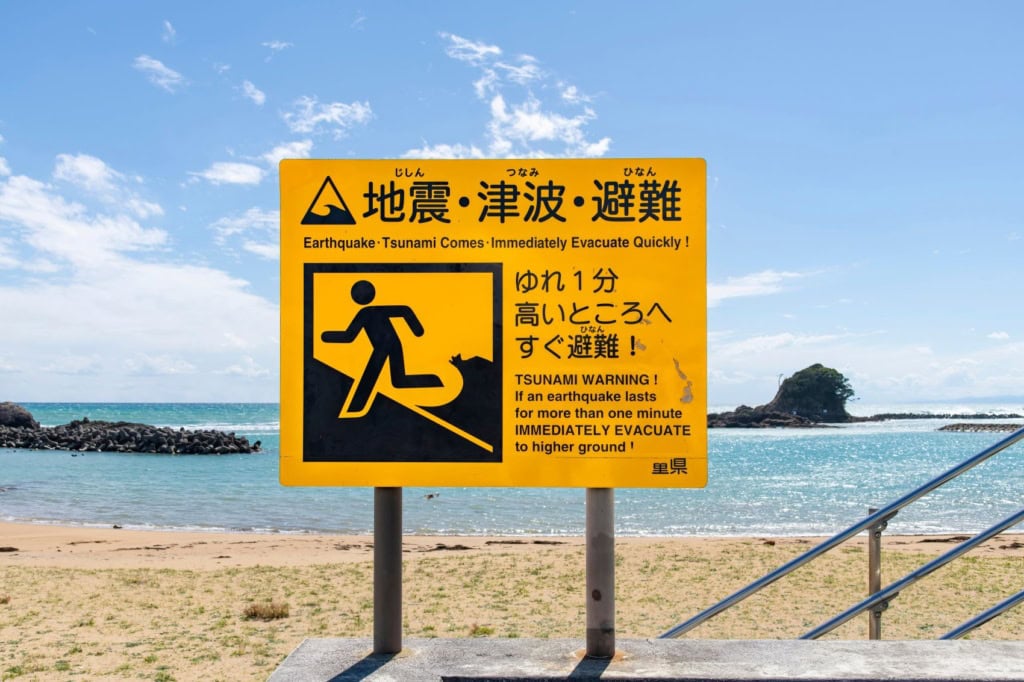 Tsunami-Warnschild Japan Küste Evakuierung nach Erdbeben