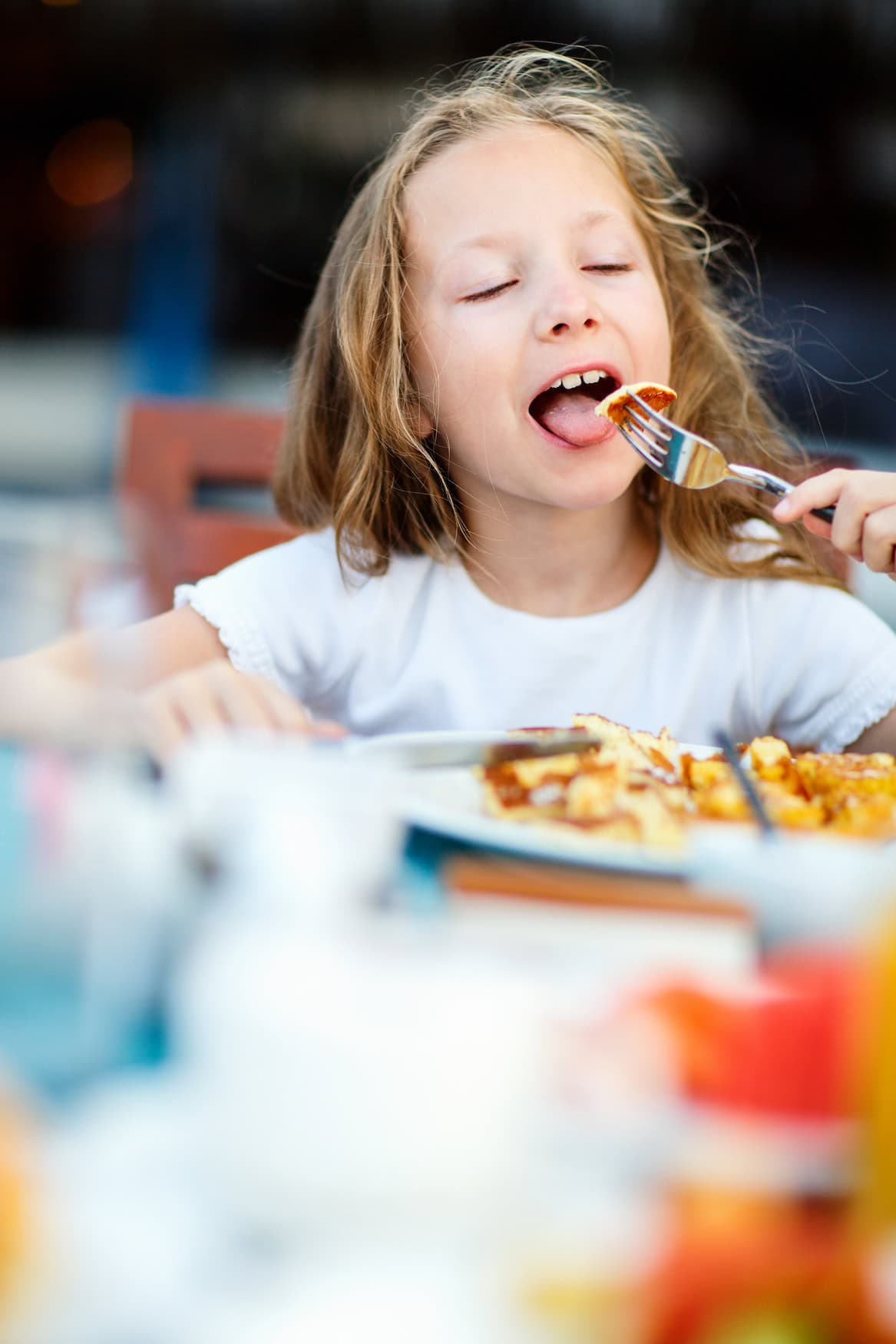 Zeeland mit Kindern: Mädchen lässt sich einen Pfannkuchen schmecken