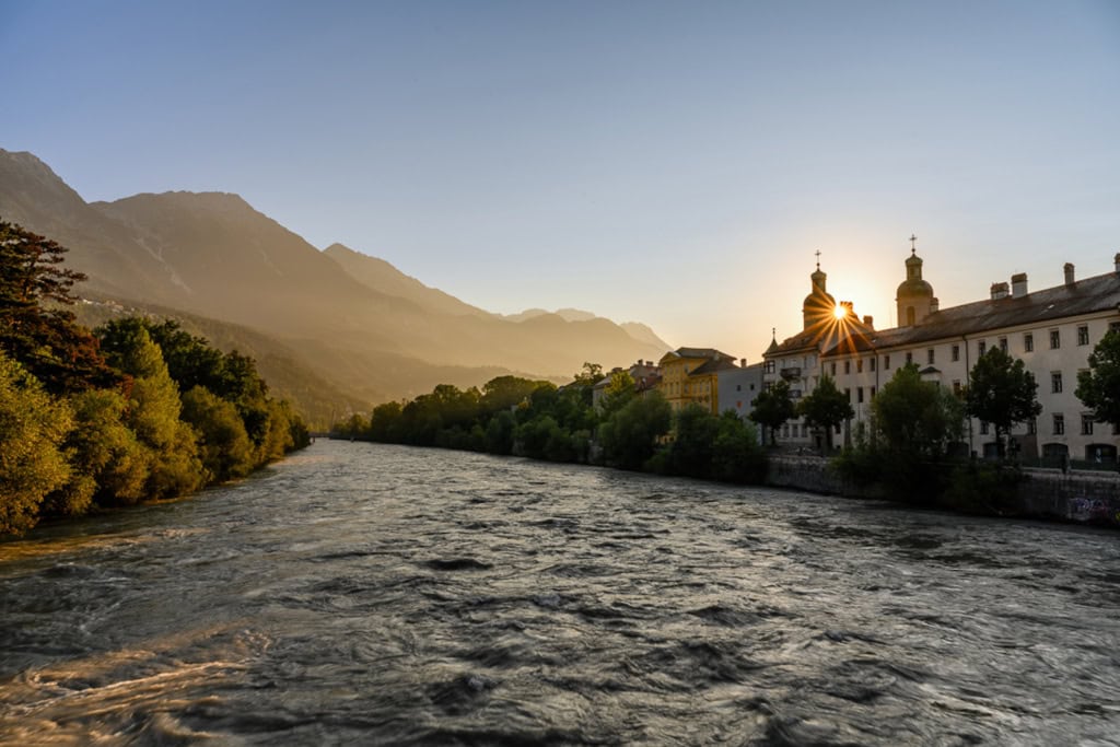 Blick auf Innsbruck und die Berge über den Fluss Inn im Abendlicht,