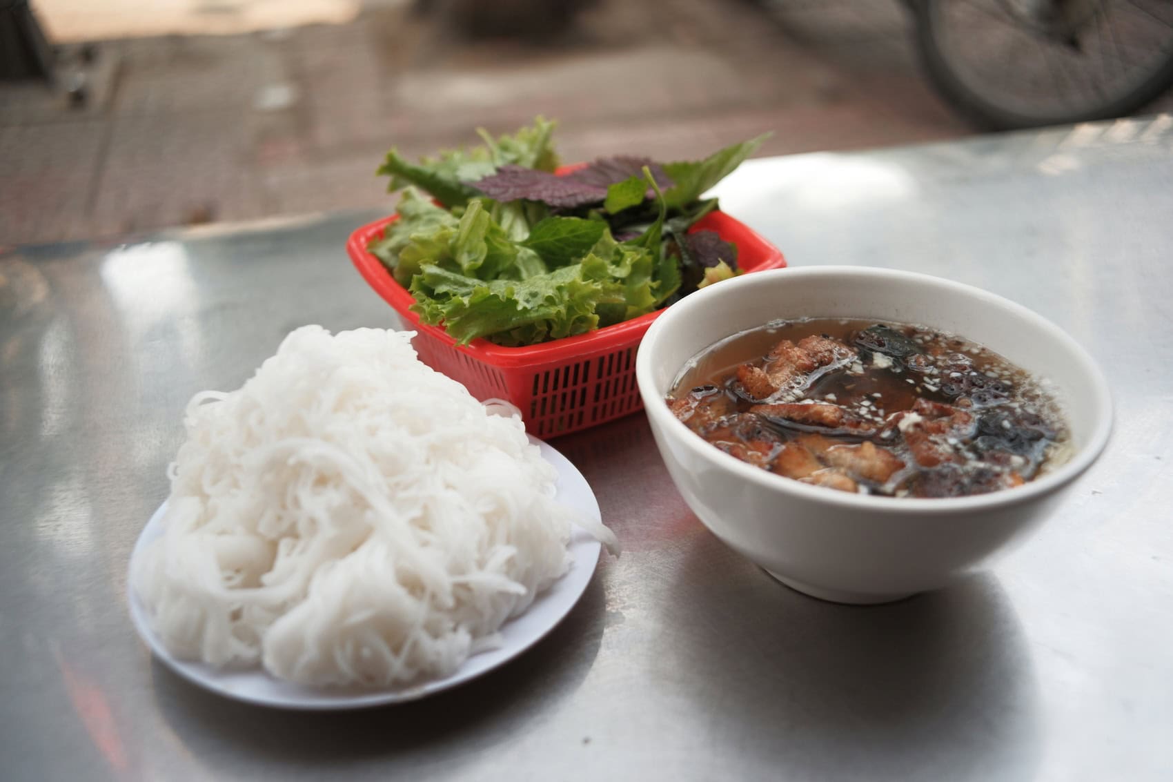 Bun Cha auf dem Tisch in Hanoi. Das Gericht was Anthony Bourdain mit Barack Obama gegessen hat.