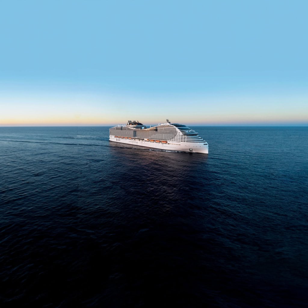 Die MSC World Europa auf dem Meer.