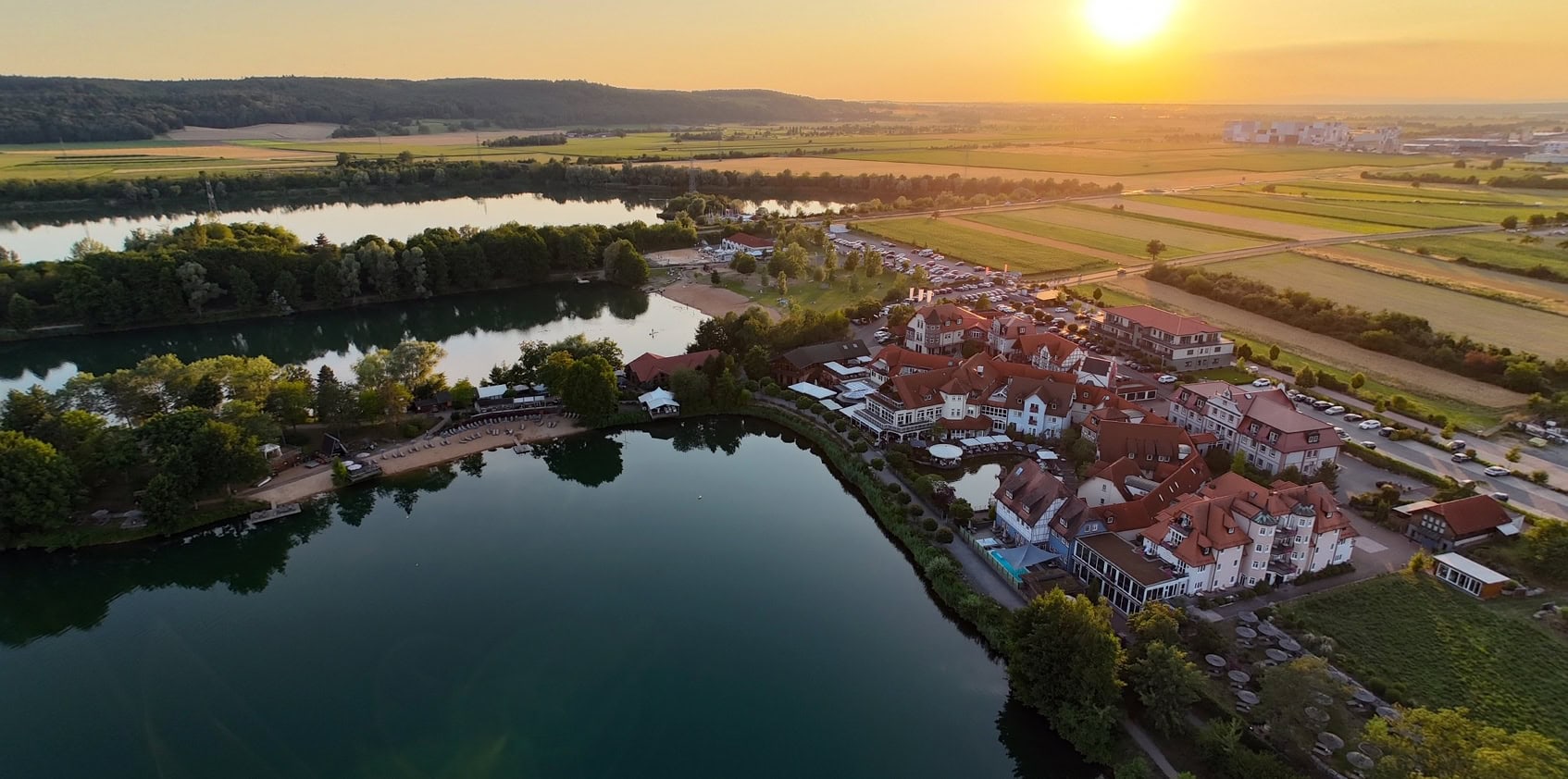 Seehotel Niedernberg aus der Luft. Viel Platz für 220 Gäste.