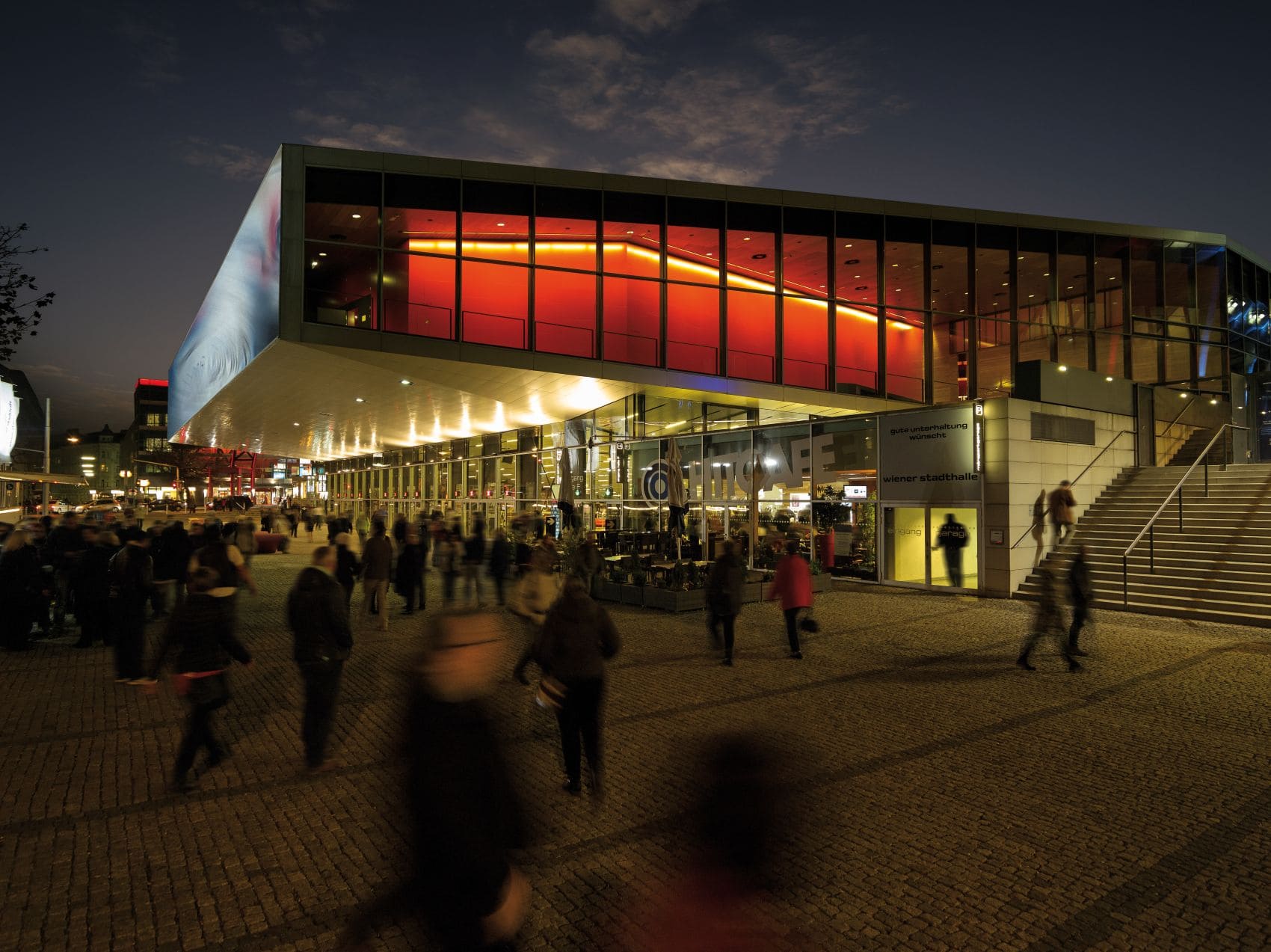 Menschen strömen in die Stadthalle Wien am Abend 