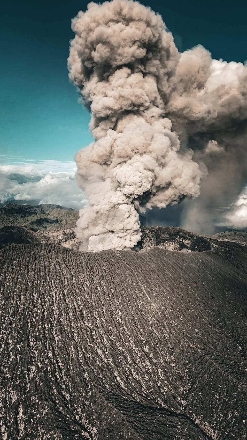 Ausbruch des Vulkans Dukono in Indonesien