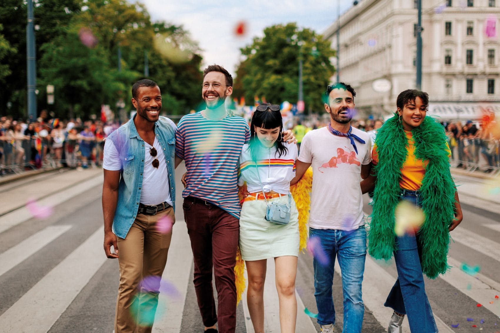 Besucher der Rainbow-Parade in Wien flanieren über die Straße 