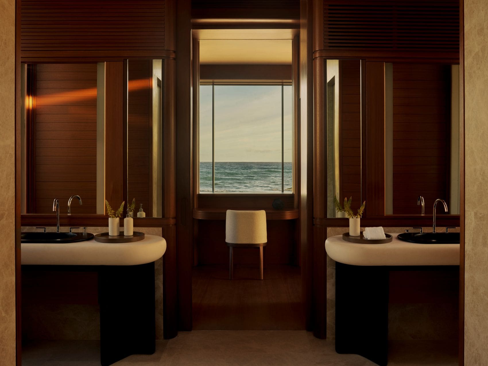 Elegantes Badezimmer im Amanvari Resort mit dunklem Holzdesign und Meerblick auf das Sea of Cortez in Mexiko