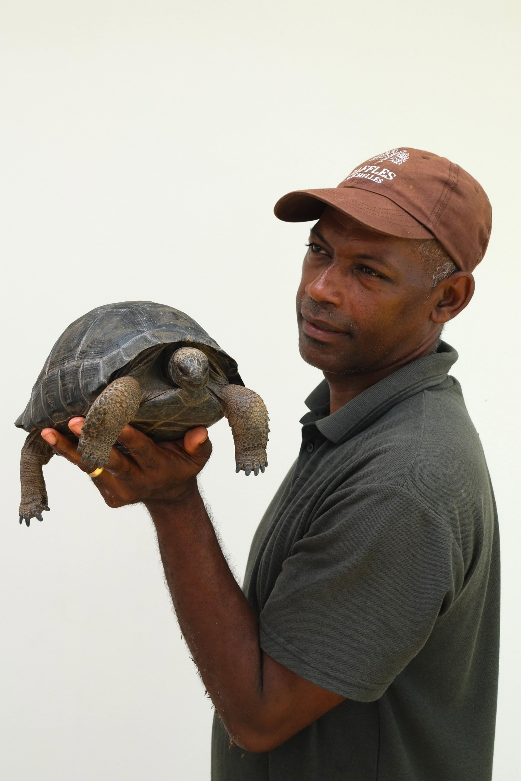 Christopher mit einer kleinen Schildkröte.