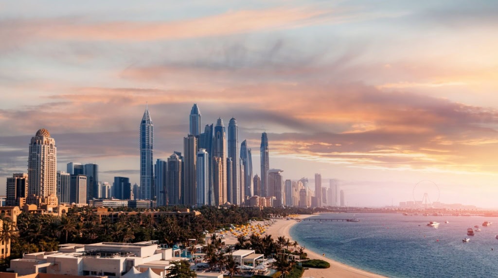 Blick auf Skyline von Dubai und Strand