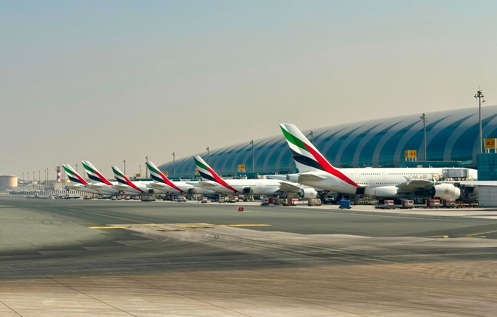 Flugzeuge von Emirates Airlines vor Terminal am Dubai International Airport