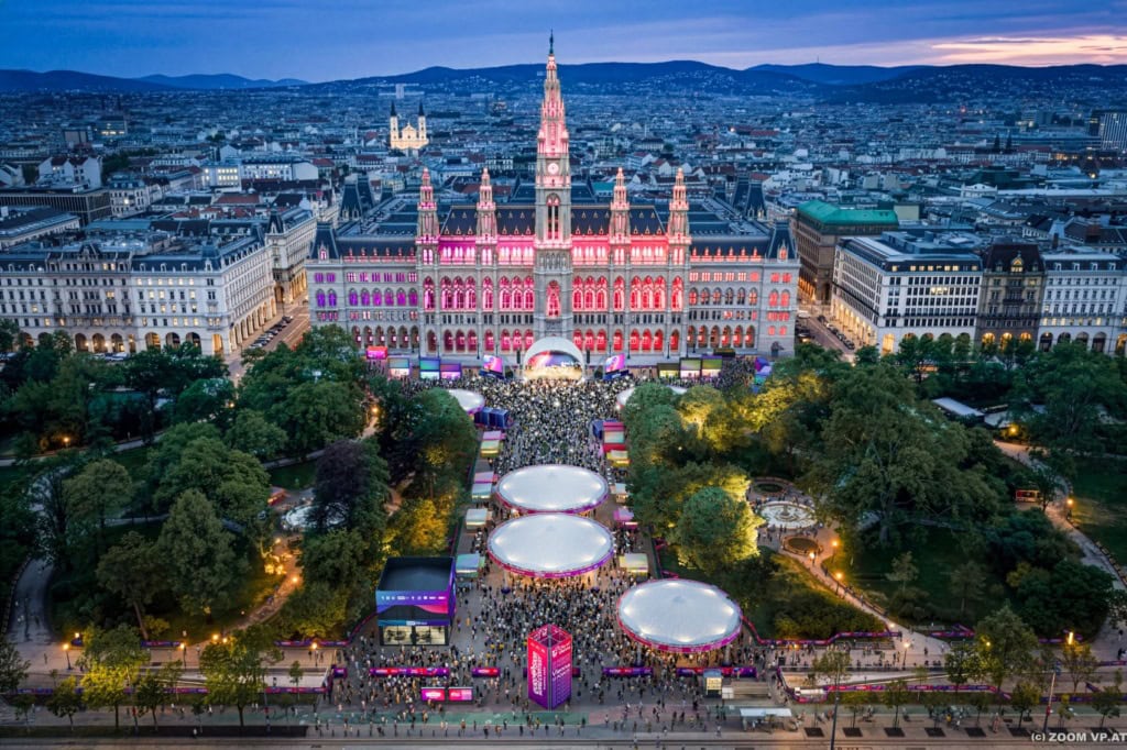Blick auf Wiens Rathausplatz, auf dem ein Event mit vielen Besuchern stattfindet