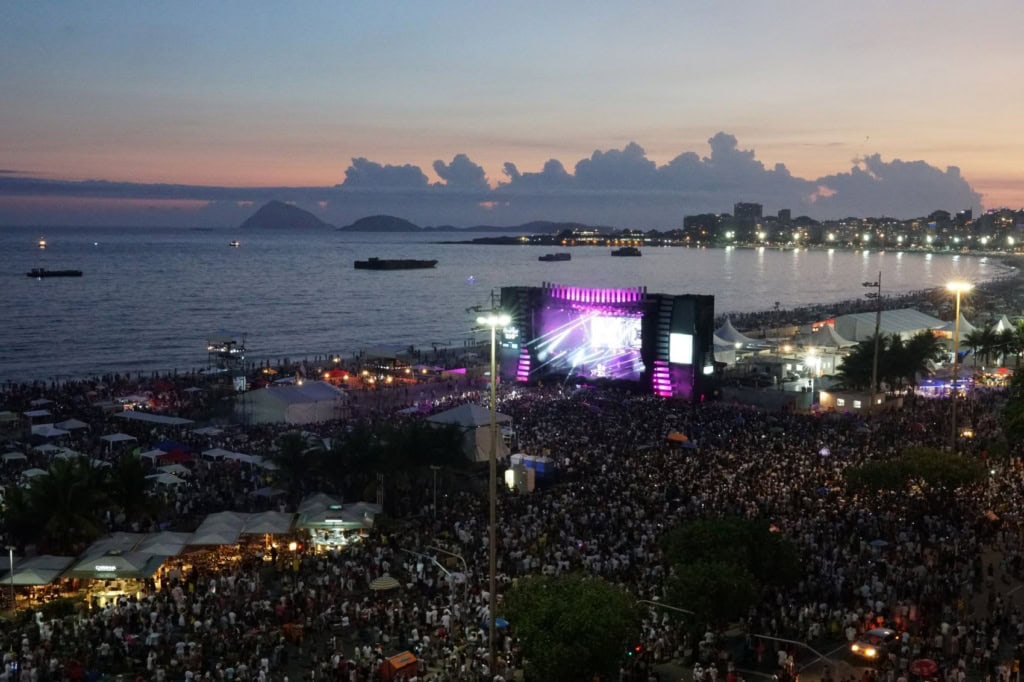 Archivbild: Menschenmenge bei Konzert an der Copacabana in Rio de Janeiro bei Sonnenuntergang