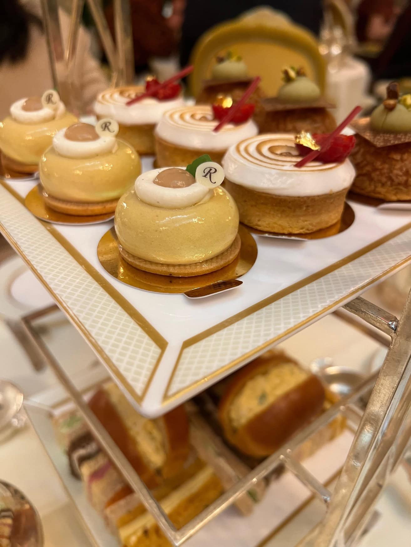Nahaufnahme einer Dessert-Etagerie beim High Tea im Ritz in London.