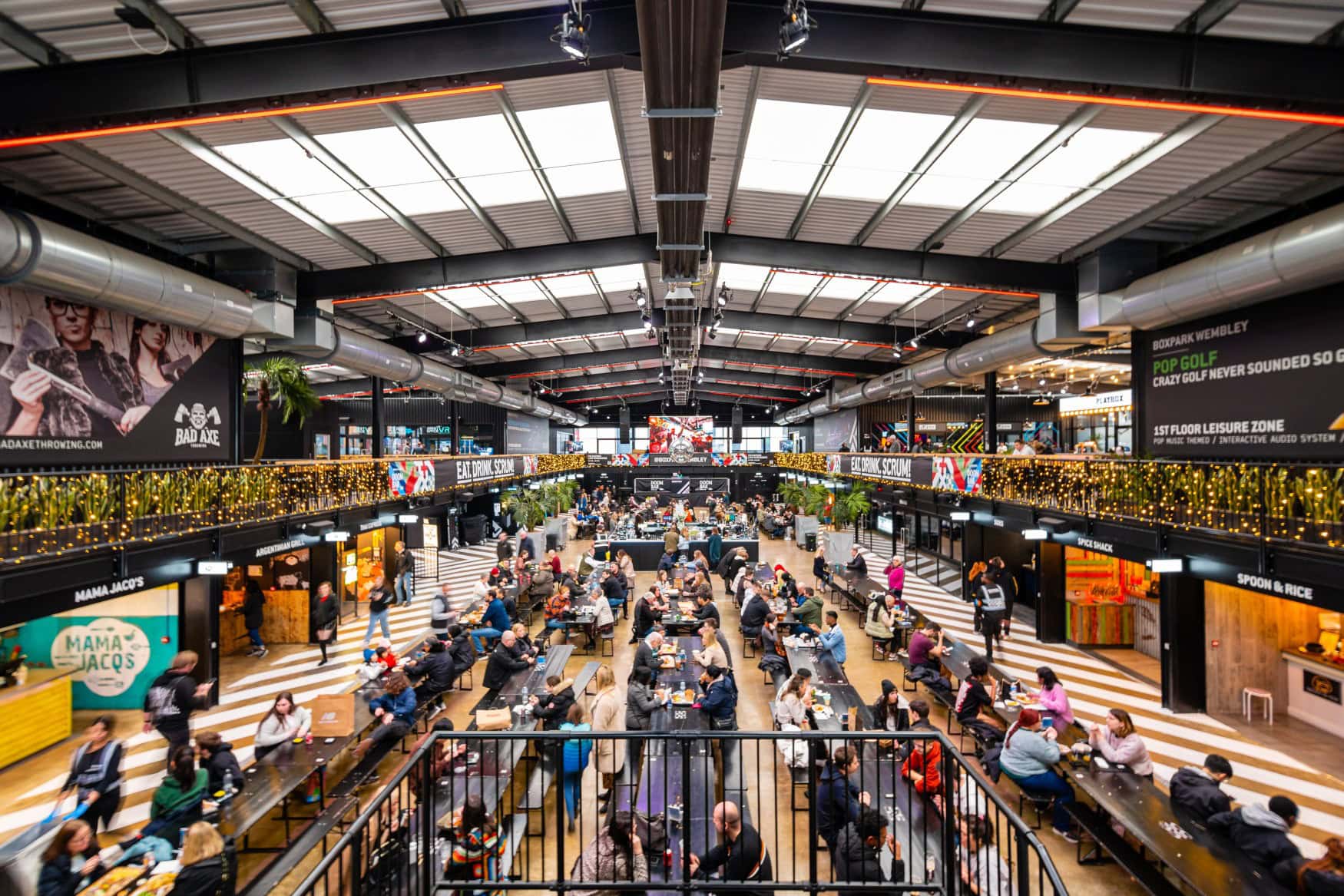 Blick auf den gefüllten Food Court im Wembley Boxpark in London