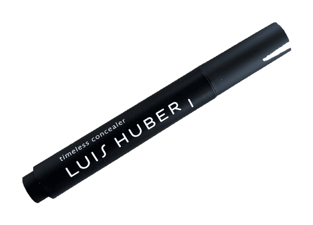 Schwarzer Luis Huber Timeless Concealer im Stiftformat, freigestellt.