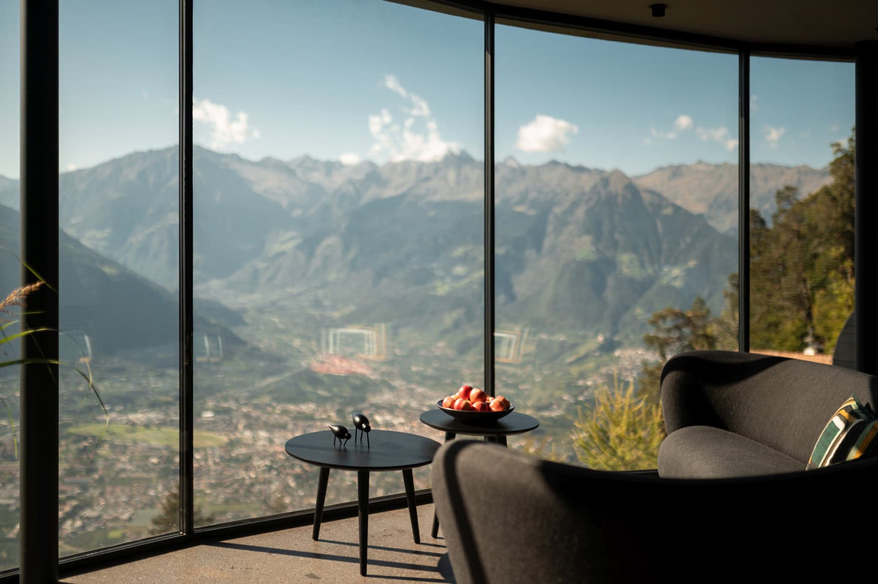 Aussicht aus der großen Glasfassade der Lobby des Hotels Miramonti, direkt auf die Alpen.