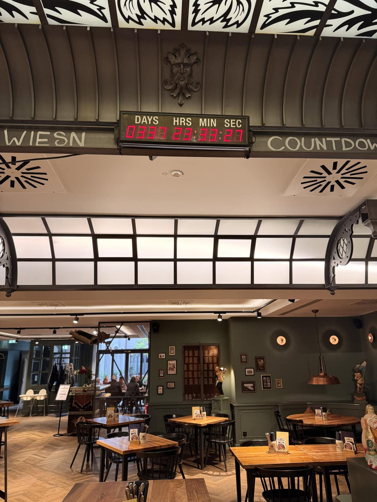 Schankraum in einem modernen Brauhaus