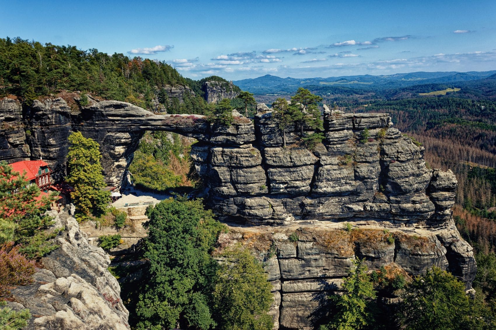 Blick auf Felsformation pravčická brána im Nationalpark Böhmische Schweiz 