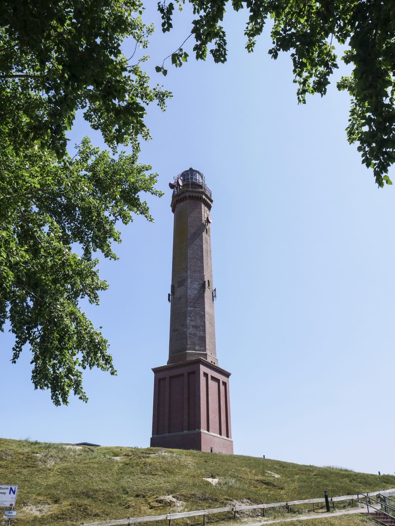 Der markante Backstein-Leuchtturm auf der Ostfriesischen Insel Norderney, von unten aufgenommen.