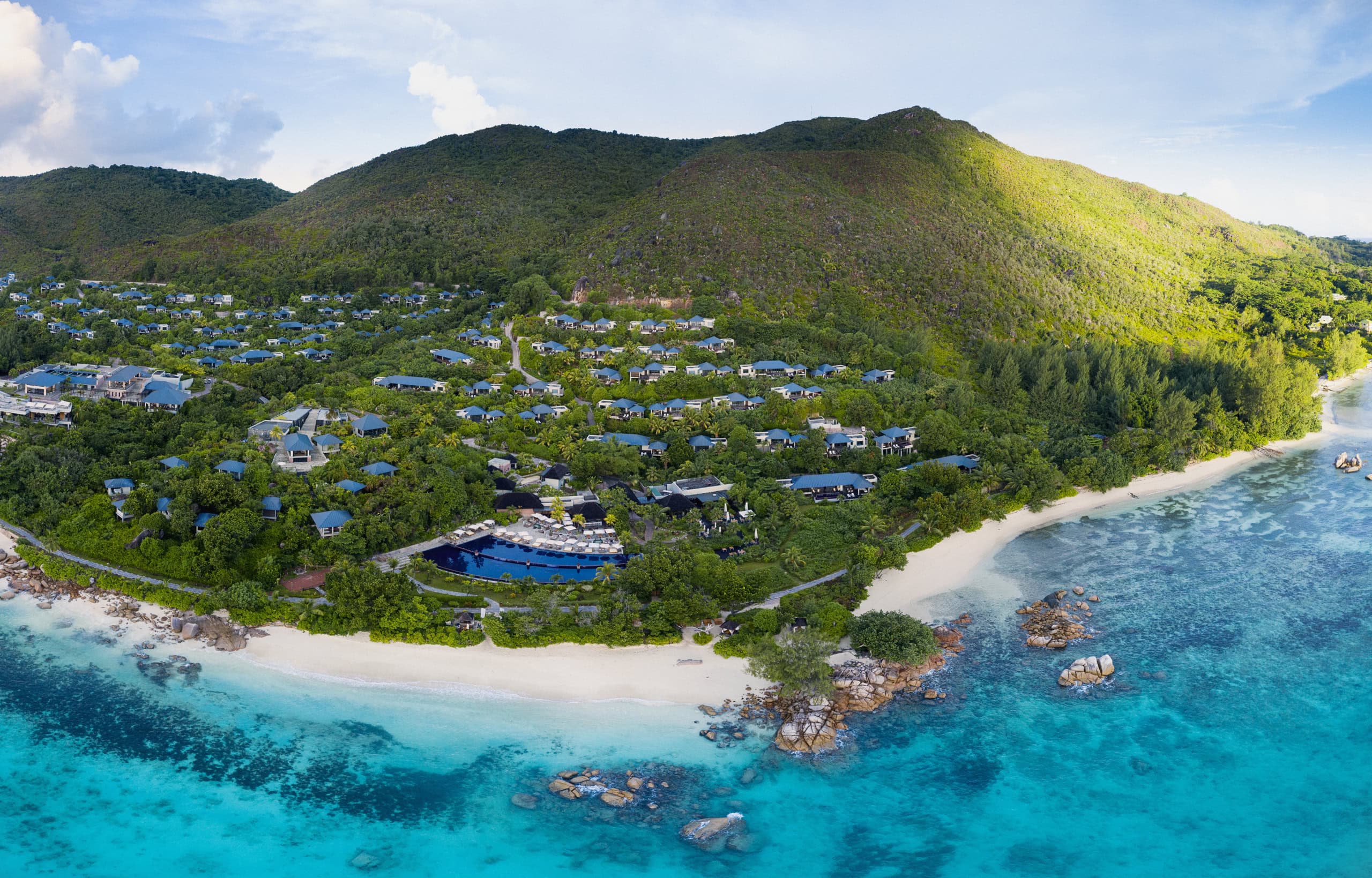 Blick von oben auf das Raffles Seychelles.