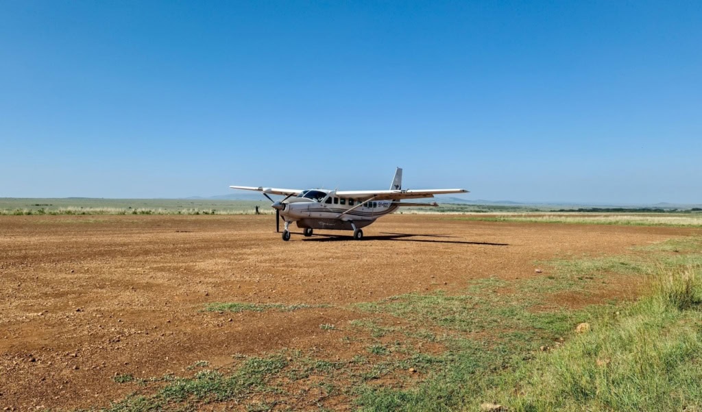 Propellerflugzeug auf Piste des Flughafen Keekorok im Masai Mara Reserve