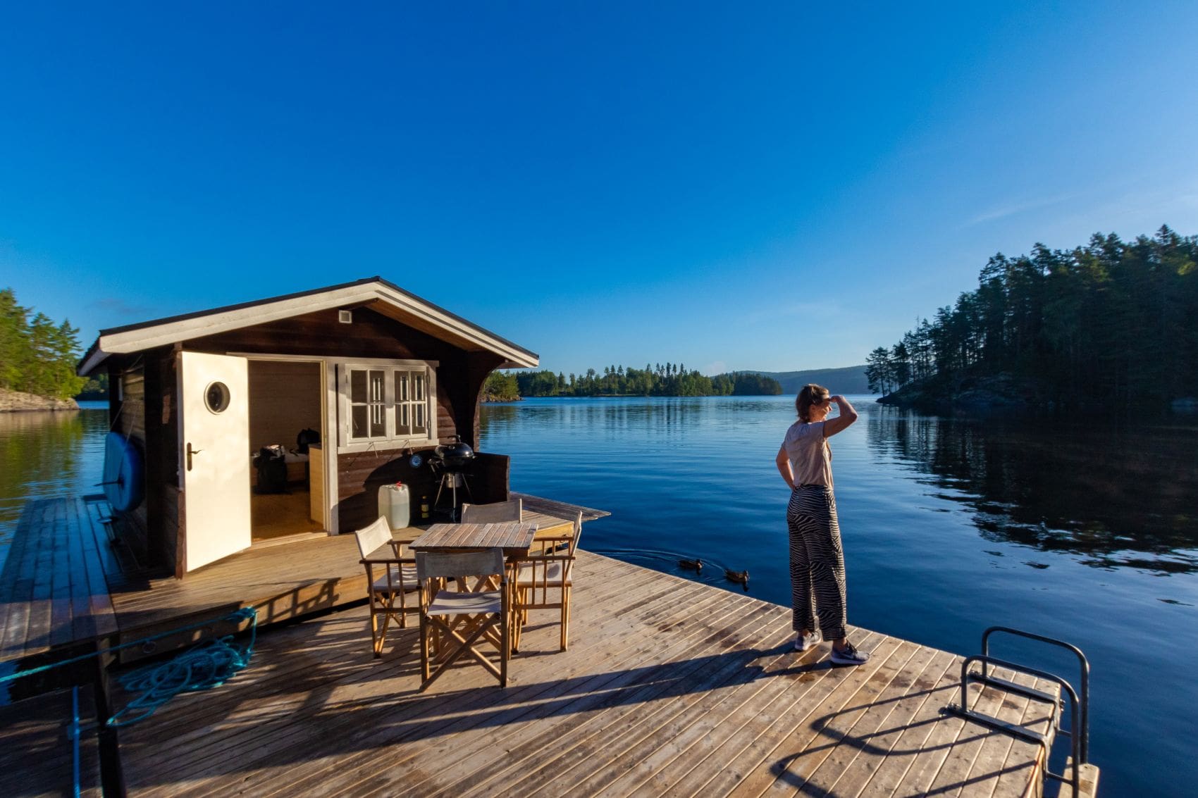 Frau auf einer schwimmenden Hütte in Dalsland in Westschweden 