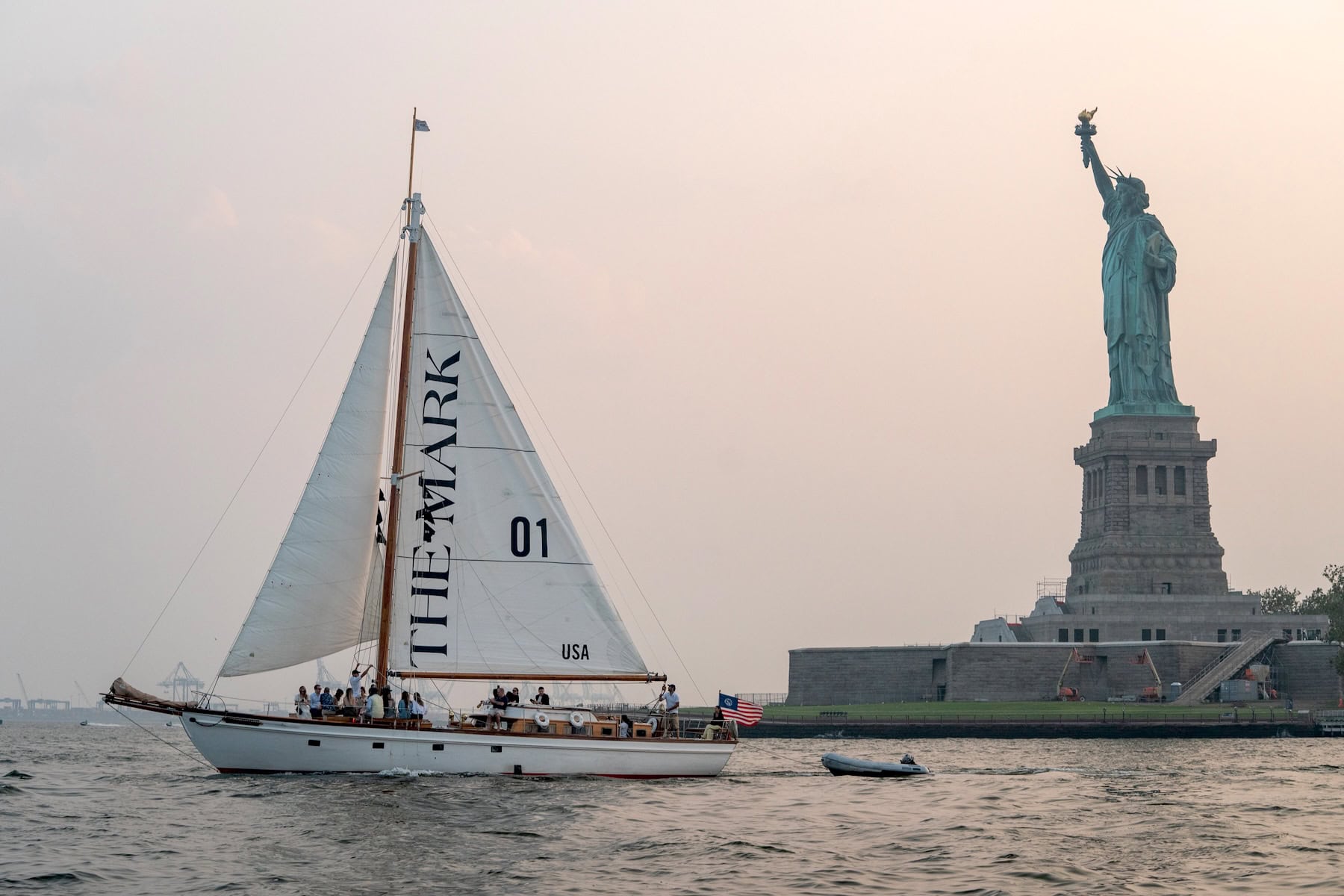 Segelboot vom The Mark Hotel vor der Freiheitsstatue