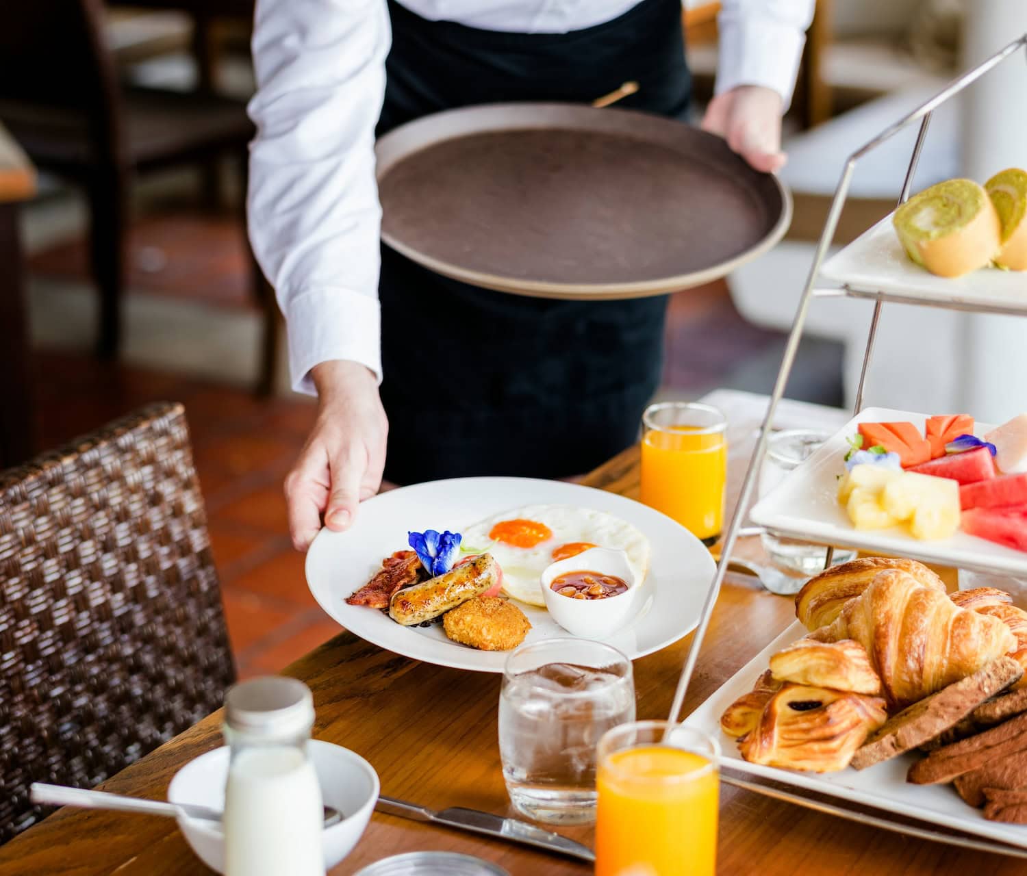 Servieren von Hotelfrühstück am Tisch