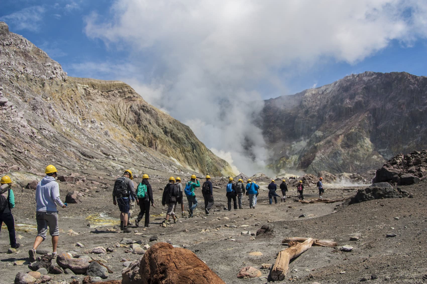 Touristen auf White Island beim Vulkan Trekking
