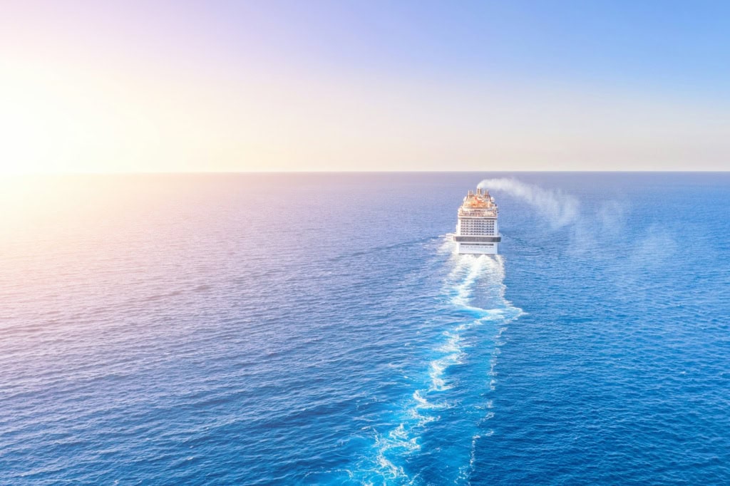 Kreuzfahrtschiff ind er Ferne auf dem Weg zum Horizont