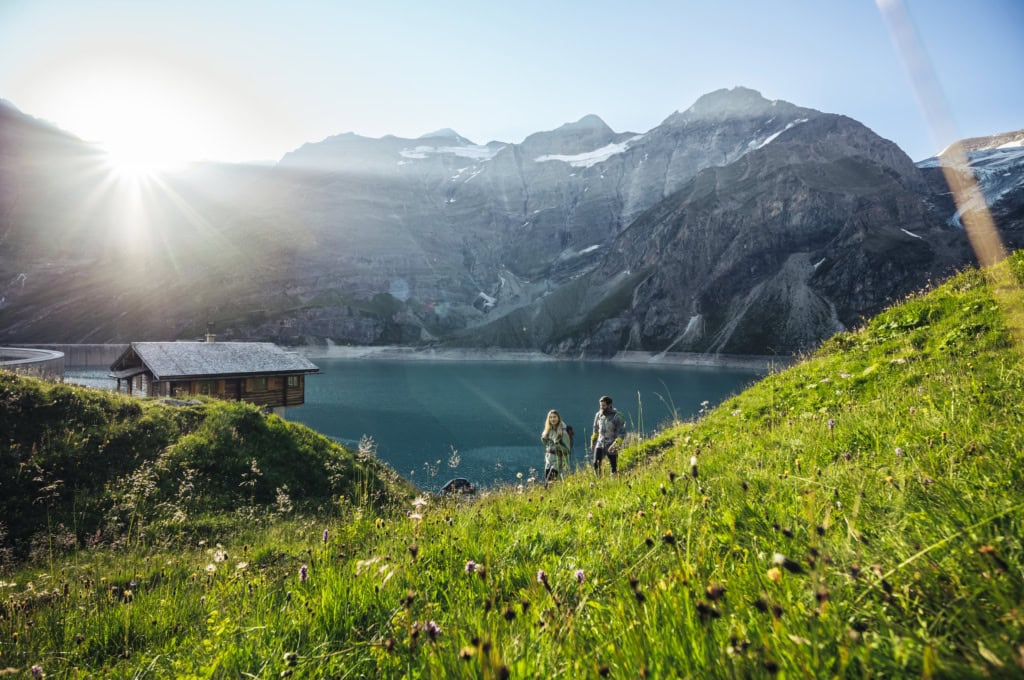 Zwei Personen wandern bei den Hochgebirgsstauseen in Zell am See-Kaprun.