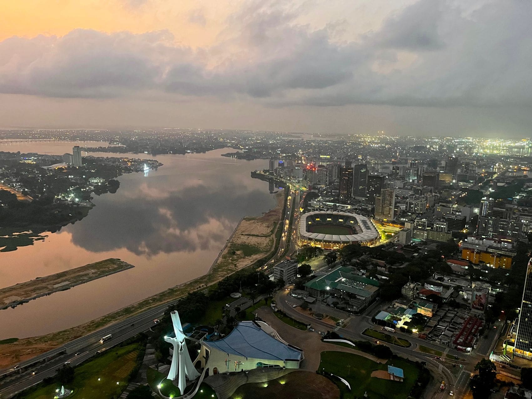 Panorama-Blick auf die Skyline von Abidjan in der Elfenbeinküste 