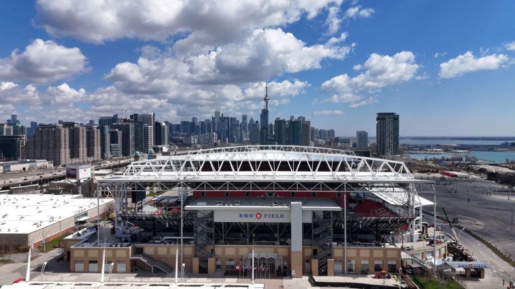 Blick von außen auf das BMO Field in Toronto, im Hintergrund die Skyline der Stadt