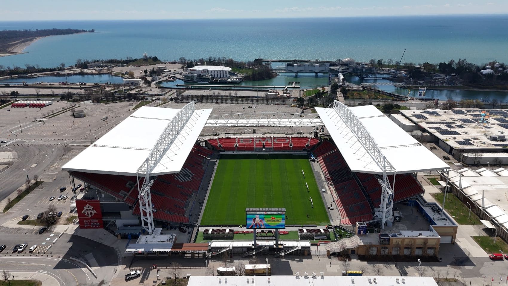Luftaufnahme vom BMO Field in Toronto, im Hintergrund der Lake Ontario 