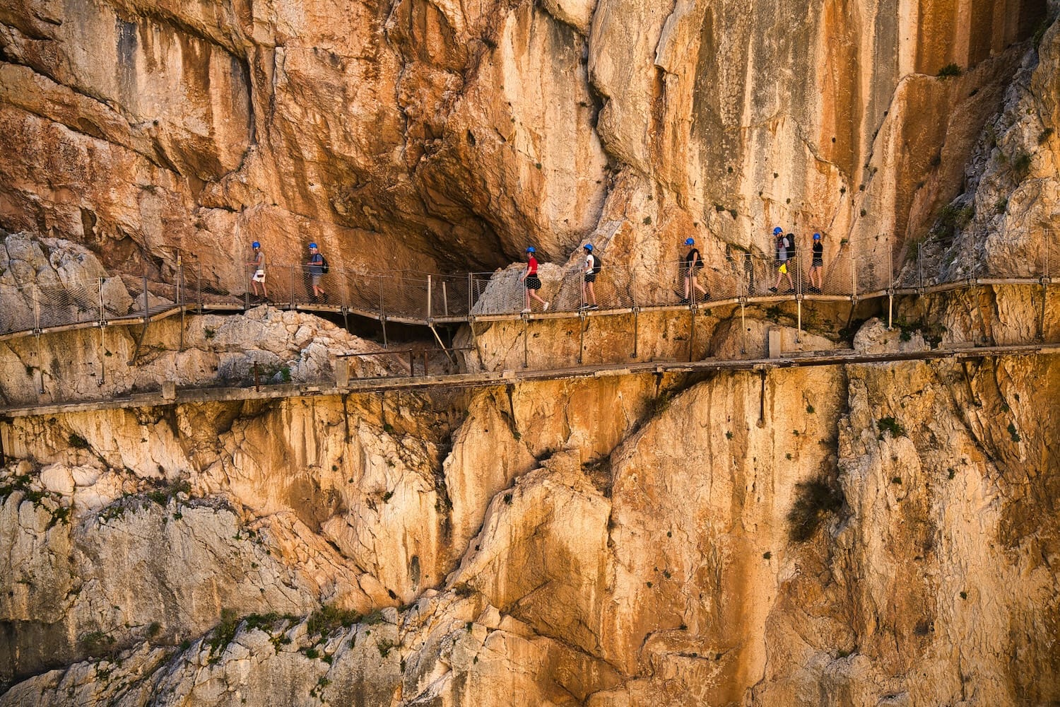 Menschen gehen über die schmalen Stege beim Caminito del Rey