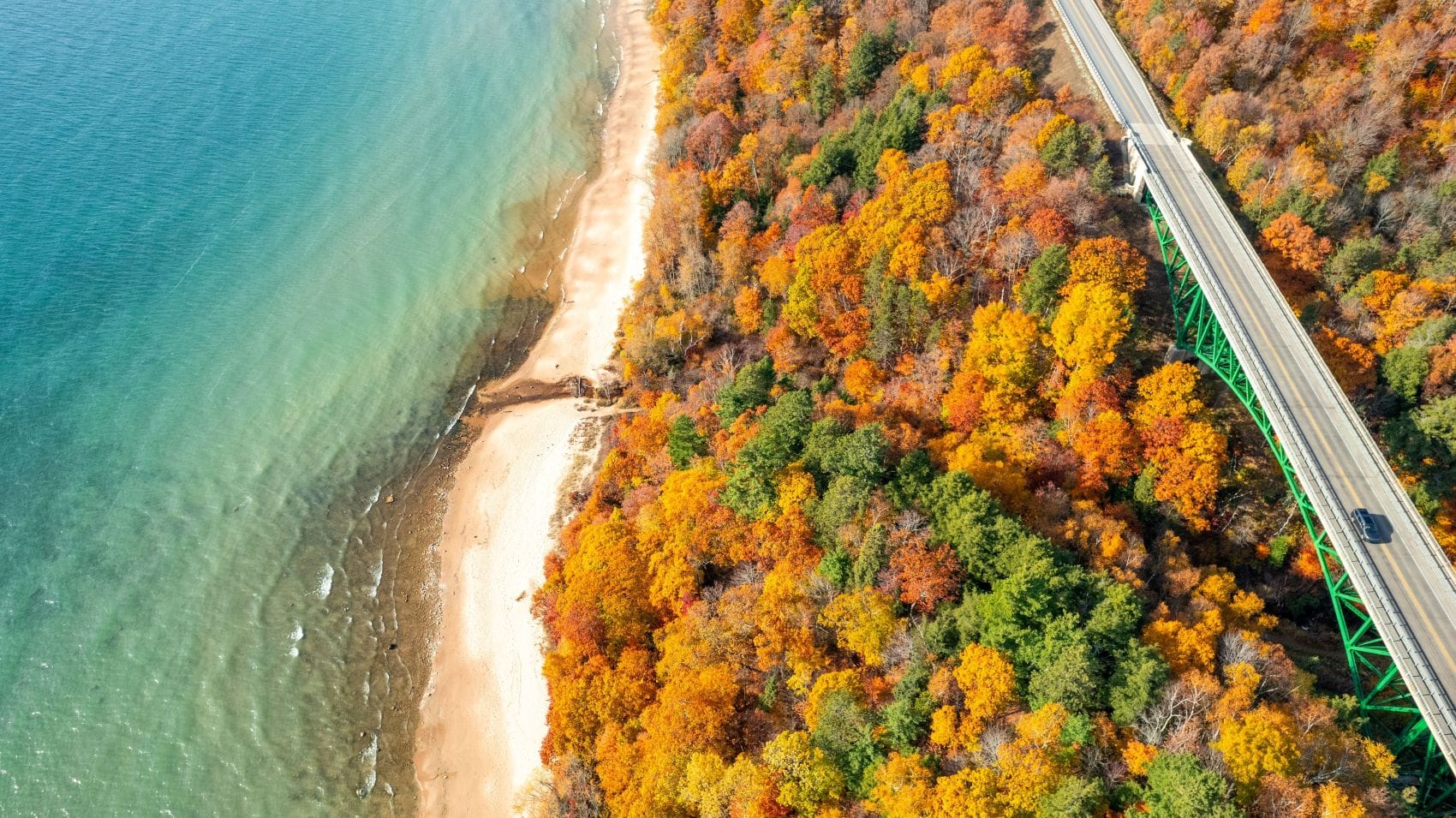 Luftaufnahme der Cut River Bridge an der Küste des Lake Michigan während des Indian Summer in Michigan